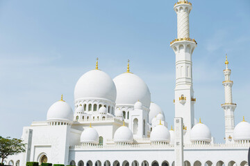 Fototapeta na wymiar Beautiful white mosque on a sunny day