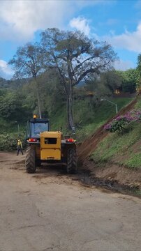 Operador de maquinaria abre camino en una carretera en boquete, panam&aacute;