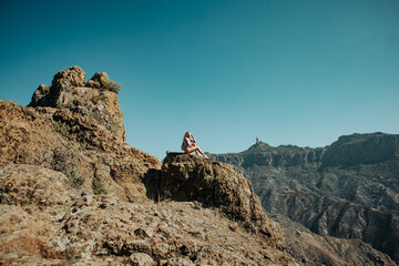 Turystka na szczycie Roque Bentayga na Gran Canaria, Hiszpania - obrazy, fototapety, plakaty