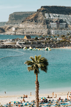 Widok na kurort nad oceanem, Playa Amadores, Gran Canaria, Hiszpania