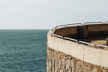 Urywek promenady nad oceanem na skalistym wybrzeżu, Hiszpania