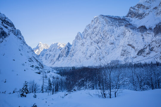 Panoramic view of the snow-laden Tamar Valley, shaded by alpine mountains during winter