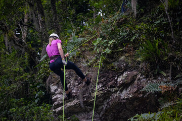 Obraz premium person in the forest rapel ecoturismo