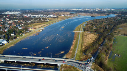 Most nad rzeką w czasie powodzi. Droga nad rzeką.  © FotoDax
