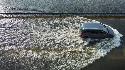Samochody na zalanej wodą drodze po powodzi.  - obrazy, fototapety, plakaty