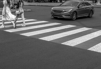 People crossing the street on a footpath - obrazy, fototapety, plakaty
