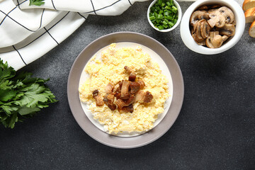 Bowl of tasty banosh on grey background