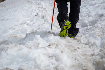 Hombre haciendo senderismo a través de caminos llenos de nieve
