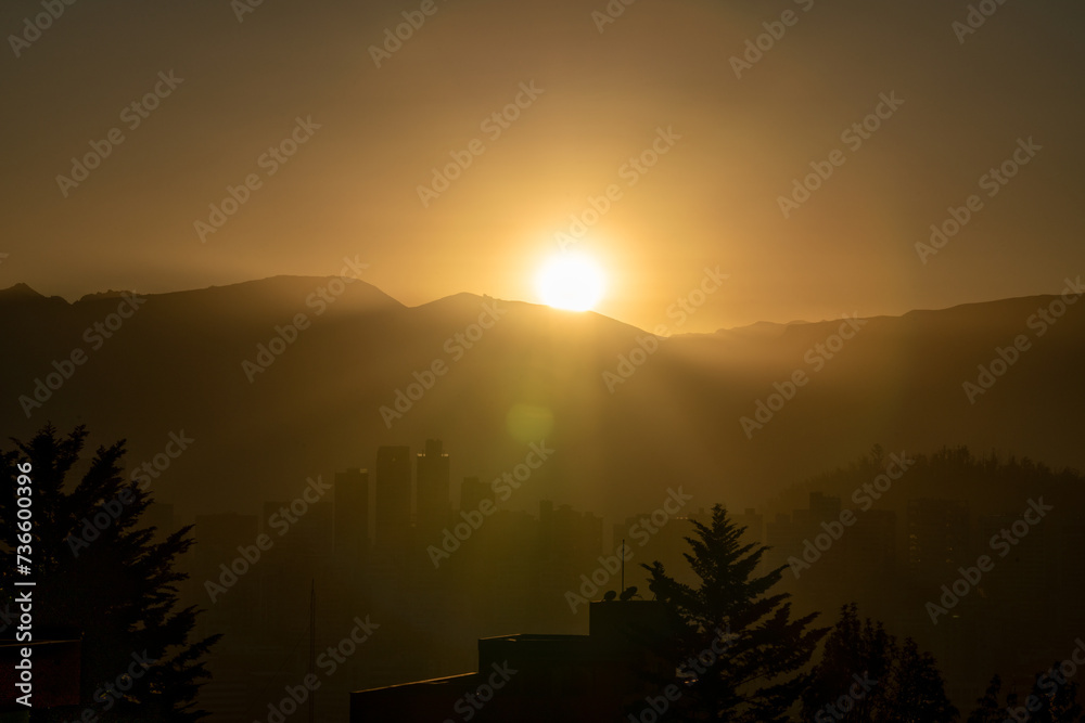 Wall mural amanecer- salida de sol en ciudad-sol y montañas