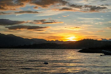 ATARDECER EN LAGUNA-NATURALEZA