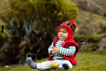 Un bebé con chullo tejido Dulce sonrisa andina, Un bebé sonriente con su chullo tejido, estilo de vida, saludable ,quechua, aire libre