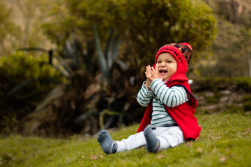 Un bebé con chullo tejido Dulce sonrisa andina, Un bebé sonriente con su chullo tejido, estilo de vida, saludable ,quechua, aire libre