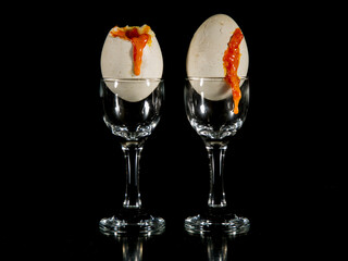 Dos huevos duros sangrientos con fondo negro