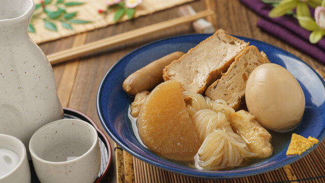 和食のおでんと日本酒｜厚揚げ・しらたき・たまご・ソーセージ・がんもどき等