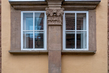 Fototapeta na wymiar Fenster in einem historischen Winzerhaus, Pfalz