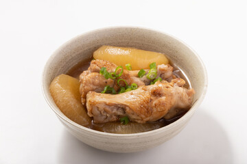 鶏手羽元と大根の煮物