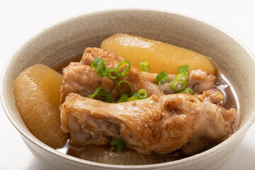 鶏手羽元と大根の煮物