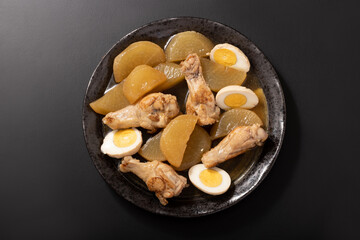 鶏手羽元と大根と卵の煮物