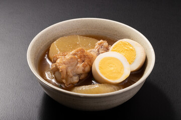 鶏手羽元と大根と卵の煮物