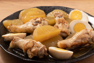鶏手羽元と大根と卵の煮物