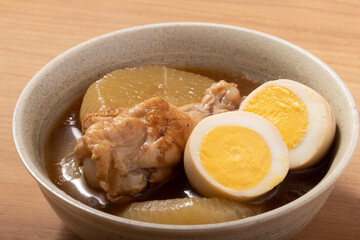 鶏手羽元と大根と卵の煮物
