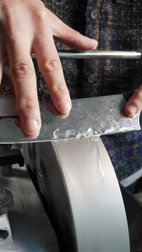 Affutage aiguisage d'un couteau sur meule &agrave; eau