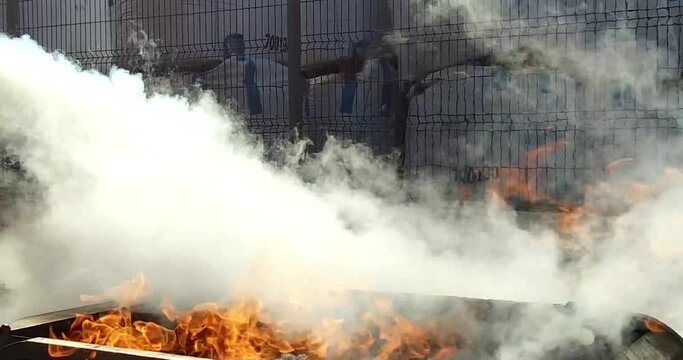 Bombero apagando llamas de fuego con extintor en una empresa