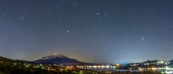 展望台から見た星空バックの富士山と山中湖のパノラマ情景