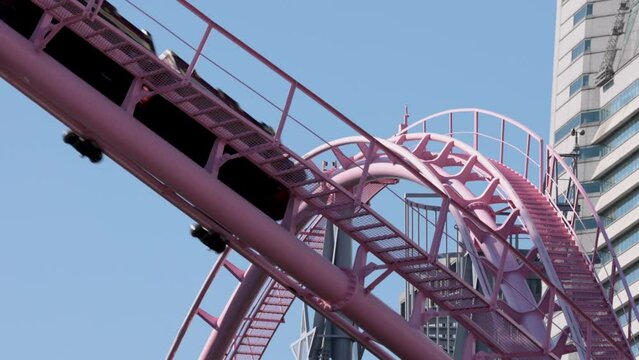 都会の遊園地のジェットコースター、スローモーション