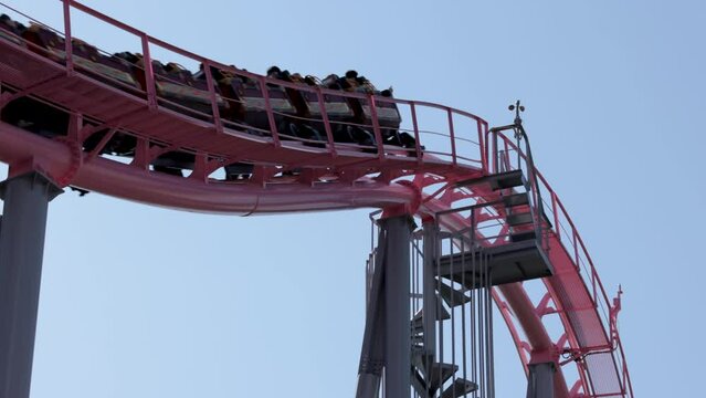 上下するレール上を高速で走るジェットコースター、スローモーション