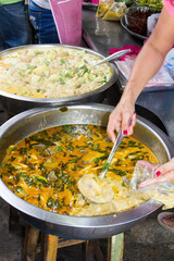 Serving Thai green curry on a street food stall in Bangkok, Thailannd