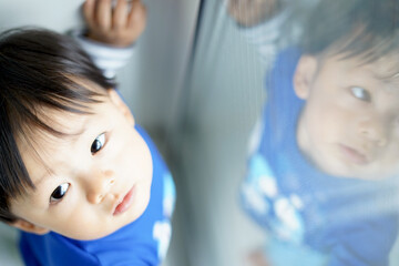 窓に映る男の子 / Boy reflected in the window