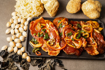 Pork marinated in soy sauce and dried mushrooms	