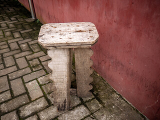 chairs with bad designs are placed on paving stones
