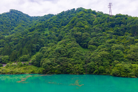 日本の風景　夏の黒部峡谷　うなづき湖	

