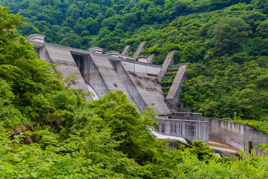 日本の風景　夏の黒部峡谷　宇奈月ダム