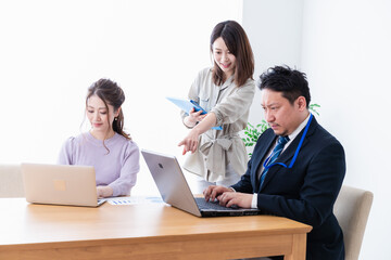 Fototapeta premium オフィスでミーティングをするビジネスパーソン