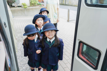 登校する子どもたち