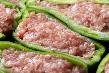 ピーマンの肉詰めをフライパンで焼く調理シーン。