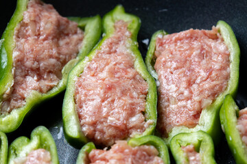 ピーマンの肉詰めをフライパンで焼く調理シーン。