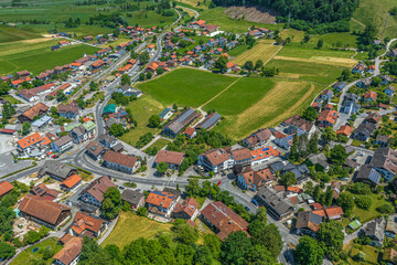 Fototapeta na wymiar Die Gemeinde Kochel am See in Oberbayern im Luftbild