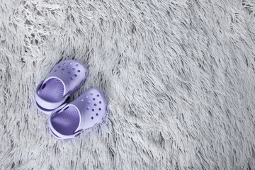 Zapatos de bebé morados sobre manta de lana gris- llega al mundo d un bebé. nacimiento bebé....