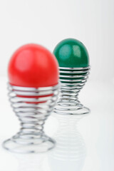 rotes und grünes Ei im Eierbecher