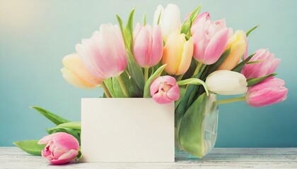 üppiger Strauß Tulpen mit einer weißen Karte