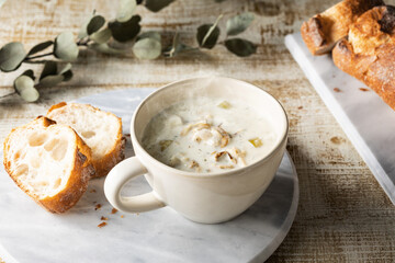 ほんのり湯気の立つ、温かいボストンクラムチャウダー