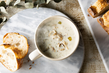 ほんのり湯気の立つ、温かいボストンクラムチャウダー