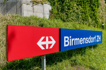Beschriftung des Bahnhofs in Birmensdorf 