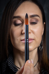 Obraz premium Portrait of a female artist, with brushes in her hands..