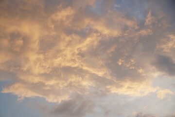 Obraz premium blue sky and cloud pattern in golden hour, color shade of dramatic and fantasy. dusk scene. evening sky. abstract and nature background.