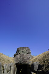 青空に映える石舞台古墳の巨岩